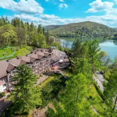 Malowniczy hotel Bieszczady z basenem, otoczony zielenią i jeziorem, zaprasza na relaks.