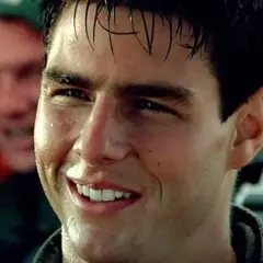 Tom Cruise ung, svettig och leende i sin pilotuniform.