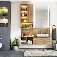 Modernes Badezimmer mit Hänge-WC, Waschtisch und vielen grünen badezimmer pflanzen, die für Frische sorgen.
