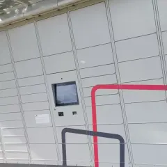 Automat paczkowy ORLEN Paczka z logo marki i ekranem dotykowym.