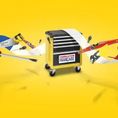 Boîte à outils jaune avec divers outils Stanley, dont une scie, des tournevis et un niveau. Le logo "Fabrication Française" est visible.