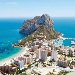 Costa Blanca con el Peñón de Ifach. Busca ofertas de hoteles de última hora para disfrutar de este paraíso.