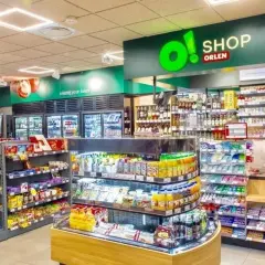 Sklep ORLEN oferuje szeroki wybór produktów: napoje, słodycze, przekąski i inne.