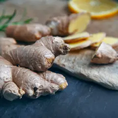 Imbir i cytryna – naturalne domowe sposoby na bóle mięśni i stawów.