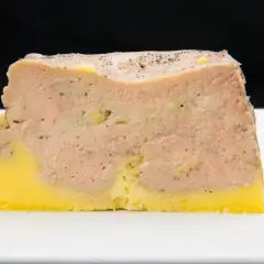 Tranche de foie gras maison, texture onctueuse, poivrée, sur fond jaune. Une belle réussite pour une recette foie gras en terrine maison Marmiton.