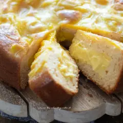 Torta quark soffice e golosa, con un ripieno cremoso alla vaniglia. Perfetta per la colazione o la merenda.