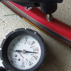 Manómetro de bici mostrando la presión de las ruedas. El medidor indica unos 40 PSI, listo para ajustar la presión.