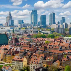 Widok na warszawską Starówkę i nowoczesne wieżowce, symbolizujące połączenie historii z rozwojem jednych z największych polskich miast.