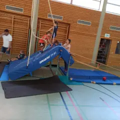 Kinder klettern und spielen in einer Turnhalle. Eine tolle Veranstaltung in Igersheim!