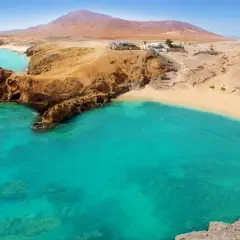 Aguas turquesas y arena dorada en Lanzarote. ¡Aprovecha nuestras ofertas de viajes a Lanzarote todo incluido 2x1!
