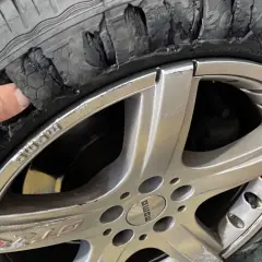 Neumático destrozado, con la goma desgarrada y expuesta. Si se pincha una rueda hay que cambiar las dos para evitar accidentes.