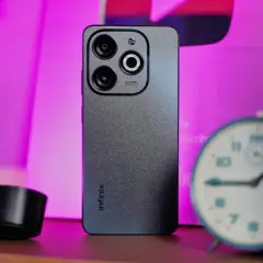 Szary smartfon Infinix z potrójnym aparatem. Czy to firma dla Ciebie?