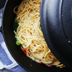 Enkel och god one pot pasta med broccoli och paprika, strödd med svartpeppar.