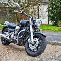 Yamaha Midnight Star 1300 negra, lista para recorrer la noche.