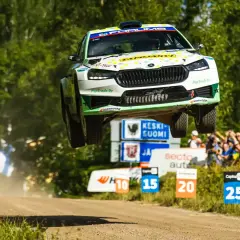 Skoda Fabia Rally 2 w locie nad ziemią, z widownią w tle.