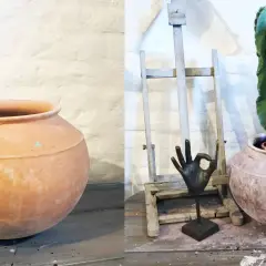 Två krukor, en ommålad i lila och en i terrakotta, redo att måla krukor. En kaktus växer i den lila krukan.