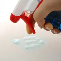 Mit einem Sprühreiniger werden **Kratzer aus Glas entfernen** und die Oberfläche zum Glänzen gebracht.
