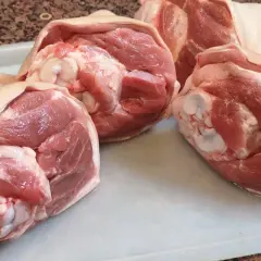 Jak podgrzać golonkę z Biedronki w piekarniku, aby była soczysta?