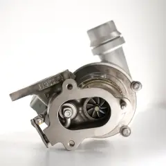 Metalowa turbosprężarka z widocznymi łopatkami wirnika. To serce każdego silnika, które dzięki technologii turbo compound zwiększa moc.