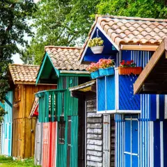 Cabanes colorées au Cap Ferret, un décor pittoresque pour savoir que faire au Cap Ferret.