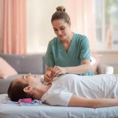 Terapeuta wykonuje zabieg pinoterapii. Przed zabiegiem warto zapoznać się z przeciwwskazaniami.