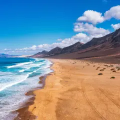 Plaża Cofete, Fuerteventura. Wspaniałe morze, góry i piasek – idealne morro jable atrakcje dla każdego.