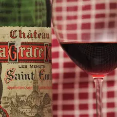 Flasche Château La Grace Dieu, Saint-Émilion Grand Cru. Die Bedeutung von Grand Cru zeigt sich in diesem Rotwein im Glas.