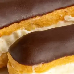 Dwa pyszne ciasta ekler bez pieczenia z kremem i polewą czekoladową.