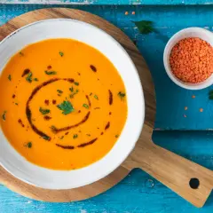 Ciorba turca ricetta originale: zuppa di lenticchie rosse cremosa, guarnita con prezzemolo e olio.