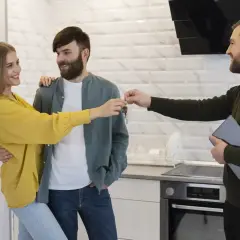 Para młoda odbiera klucze do nowego mieszkania. Radość z udanego użyczenia i nowego domu.