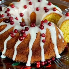 En saftig sockerkaka med glasyr och lingon, perfekt att baka med nötter till fikat.