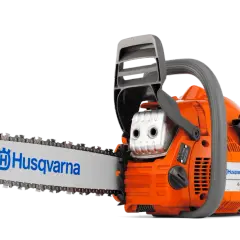 Pomarańczowa piła łańcuchowa Husqvarna 445, idealna do prac leśnych. Szukasz części motocyklowych Husqvarna? Ta piła to dowód jakości.