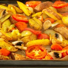 Pieczone ziemniaki, pomidory i pieczarki, przygotowane z użyciem funkcji grill w piekarniku.
