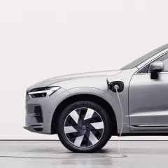 Srebrny samochód typu PHEV jest ładowany. To przyszłość motoryzacji, która łączy moc z ekologią.