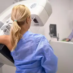 Kobieta podczas mammografii. Wynik BIRADS 0 nie oznacza raka, ale potrzebę dalszej diagnostyki.