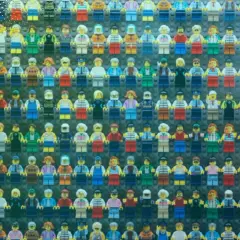 Eine Wand voller Lego-Figuren, ein Paradies für jeden Lego Insider.