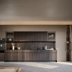 Cucina moderna con finiture in legno scuro e pensili a scomparsa. Un esempio di come abbellire una cucina moderna con stile e funzionalità.