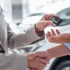 Przekazanie kluczyków do auta to ważny etap, jak przygotować auto do sprzedaży. Uściski dłoni i nowy właściciel.