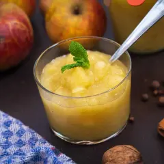 Leckeres Apfelkompott im Glas, garniert mit Minze. Ein einfaches Apfelkompott Rezept für den Herbst.