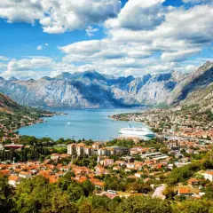 Bucht von Kotor, Montenegro: rote Dächer, Berge, Kreuzfahrtschiff. Entdecken Sie die Geheimtipps dieser malerischen Küstenstadt.