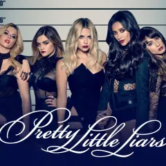 Här är rollistan i Pretty Little Liars, fem unga kvinnor i svarta kläder, poserar framför en bakgrund med längdmätare.
