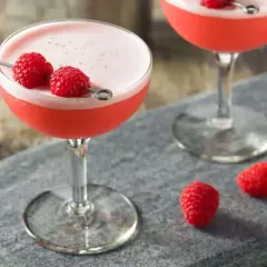 Najlepsze przepisy na drinki z granatem, które zaskoczą Twoich gości