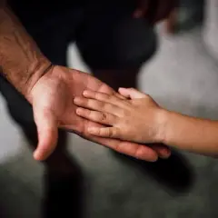 Znęcanie psychiczne nad dzieckiem: objawy, prawo i jak pomóc?