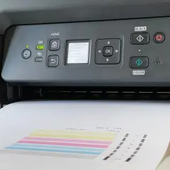 Drukarka Canon drukuje testowy wydruk z telefonu. Dowiedz się, jak wydrukować coś z telefonu na drukarce.