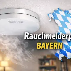 Rauchmelderpflicht in Bayern: Ein weißer Rauchmelder an der Decke, Rauch steigt auf. Die Bayernkarte mit weiß-blauen Rauten symbolisiert die Rauchmelderpflicht im eigenen Haus.