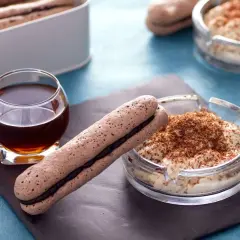 Delicioso mousse de café con bizcochos alargados y un vaso de licor.