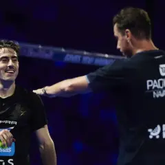 Paquito Navarro, il suo compagno di squadra, sorride mentre si scambiano un gesto di intesa sul campo da padel.