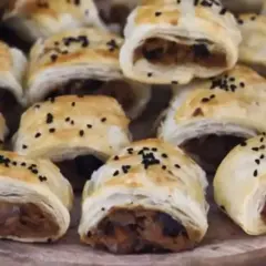 Gotowe paszteciki do barszczu, chrupiące ciasto francuskie z aromatycznym farszem, posypane czarnym sezamem.