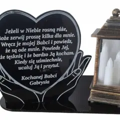 Serce z napisem "Kochanej Babci Gabrysia" i cytatem, obok lampion z białymi świecami. Wzruszające cytaty dla zmarłego dziadka i babci.