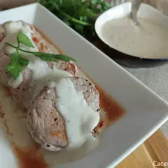 Solomillo de cerdo bañado en una cremosa salsa de queso azul, decorado con perejil fresco. ¡Un manjar para los sentidos!
